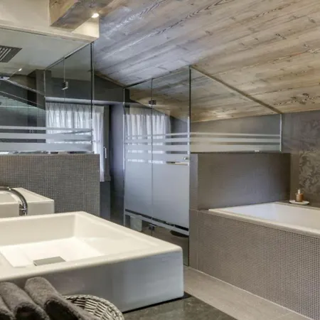 Chalet Gite Avec De Beaux Paysages A Courchevel